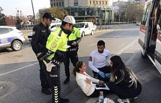 (Özel) Kazada yaralanan kadın çaresizce yerde ambulans...
