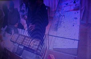 Kuyumcudaki tırnakçının yüzükleri cebine attığı...