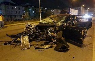 (Özel) Park halindeki tıra çarptı, motoru metrelerce...