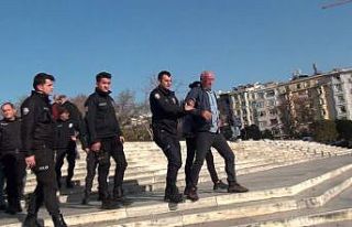 Taksim’de alkollü şahıs ortalığı birbirine...