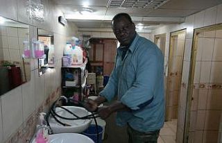 Yıllardır cami tuvaleti temizleyen Gineli Toure...