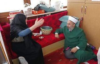 Pembe nine aylığını camiye bağışladı