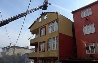 Pendik’te bir binanın çatısı alevlere teslim...