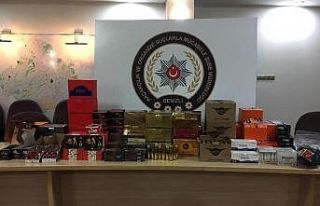 Polis binlerce kaçak cep telefonu yedek parçası...