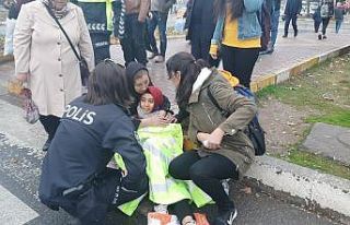 Polis memuru yerde yatan yaralıyı montuyla ısıttı