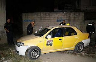 Polisten kaçan taksi sürücüsü aracı terk edip...