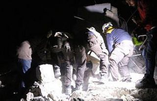 Rus uçakları İdlib’de bir evi vurdu: 3 çocuk...