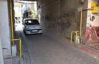 Samsun’da apartmanın artından yol geçiyor