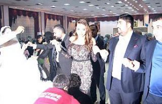 Sanatçı Ebru Yaşar kayınbiraderinin düğününde...
