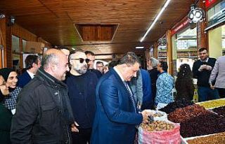 Sanatçılar kayısı pazarında