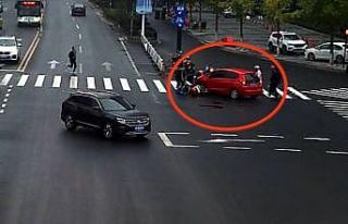 Saniyeler içinde aracın altından çıkardılar