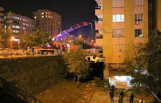 Şanlıurfa’da otomobil binanın bahçesine düştü:...