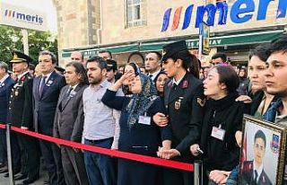 Şehit oğlunu asker selamıyla uğurladı