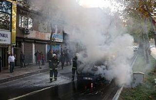 Seyir halinde otomobil alev alev yaldı