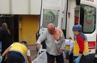 Sigarasını yaktığı çakmağı kapatmadan cebine...