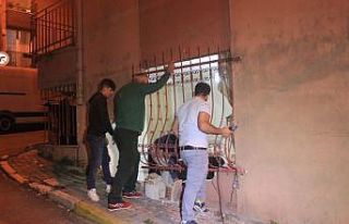 Şişli’de kontrolden çıkan araç, evin salonuna...