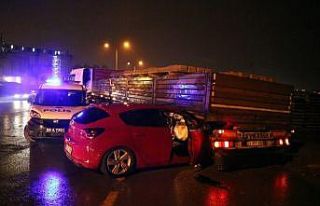 Sivas’ta otomobil tırın altına girdi: 4 yaralı