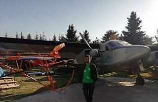 ‘Skydiving’ sporu yapan paraşütçüyü düşüyor...