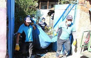 Son iki yılda aynı evden 37 kamyon çöp temizlendi