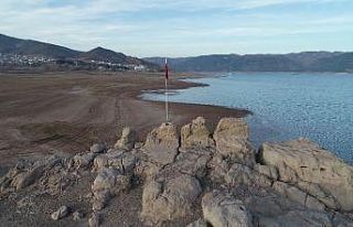 Sular çekilince tekne ile gittikleri yere yürüyerek...