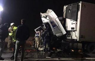 Tır refüje çarptı, sürücü araçta sıkıştı