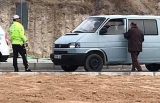 Trafik otosu yolda kalan aracı tamirciye kadar çekti