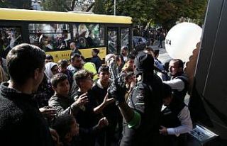 Ünlü şarkıcıyla açılış yaptı, 3 bin et dürüm...