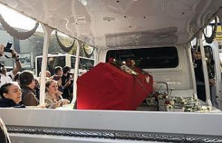 Usta tiyatrocu Yıldız Kenter son yolculuğuna uğurlanıyor