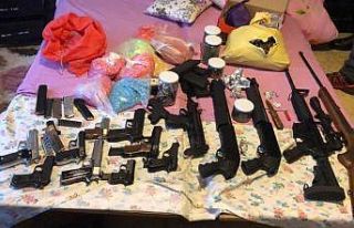 Uyuşturucu ve silah kaçakçısının evine baskın