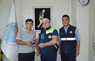 Vatandaşın düşürdüğü cüzdanı Büyükşehir...