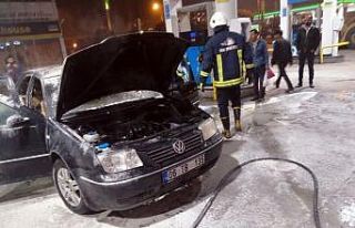 Yakıt aldıktan sonra LPG tüpü patlayan araç alev...