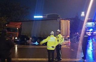 Yakıt almaya gitti, döndüğünde kaza yapan tırını...