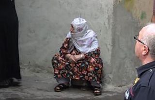 Yaşlı kadın küle dönen evini böyle izledi