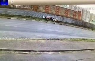 Yayalar ıslak yolda kayan aracın altında kalmaktan...