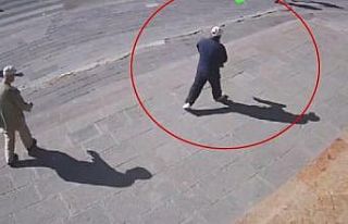 Yere düşen yaşlı amcanın cebindeki parayı çalan...