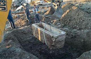 Yol çalışmasında 2 bin yıllık lahit bulundu