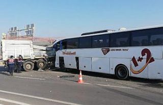 Yolcu otobüsü ile tır çarpıştı: 2 ölü, 20...