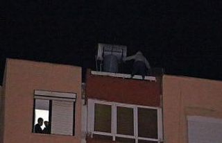 12 katlı apartmanın çatısından aşağı sarkan...