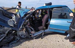 Adana’da iki otomobil kafa kafaya çarpıştı:...