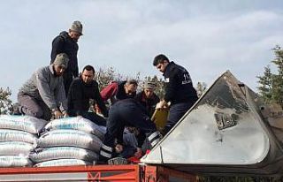 Ayağı kırılan işçiye sağlık görevlilerinden...