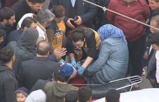 Ayağı otomobil ile motosiklet arasına sıkışan...