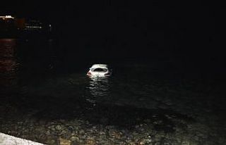 Ayvalık’ta özel otomobil denize uçtu