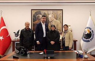 Başkan Gökhan Yüksel, şehit annesi ve yakınlarını...