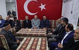 Başkan Gökhan Yüksel yangından etkilenen aile...