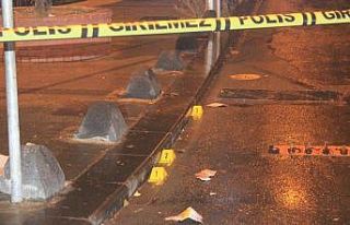 Beyoğlu’nda motosikletli şahıslar parkta sohbet...