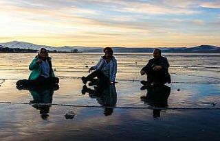 Buz tutan Çıldır Gölü üzerinde çay keyfi