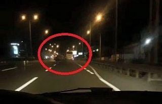 Cep telefonu ile yolda video çekerken, önündeki...