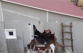 Dağdan kopan devasa kaya evi deldi, içeri girdi