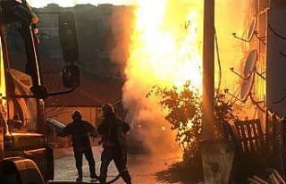 Damperi elektrik tellerine takılan kamyon alev alev...