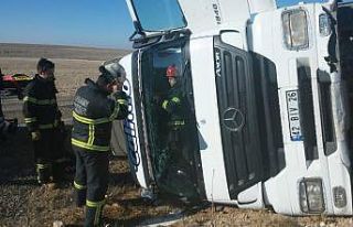 Devrilen tankerin kabininde sıkışan sürücüyü...